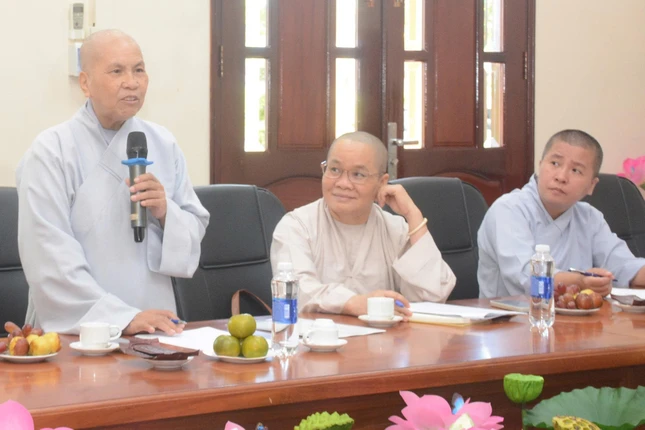 Đại diện chư Ni phát biểu ý kiến Đại diện chư Ni phát biểu ý kiến