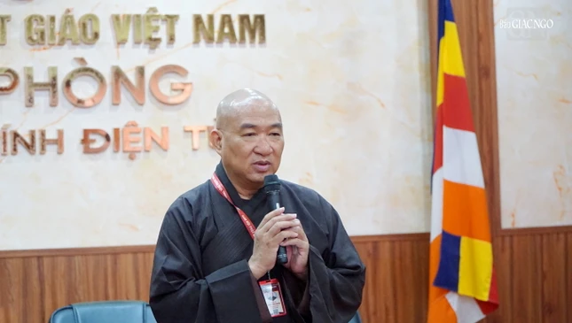 Thượng tọa Thích Phước Nguyên chủ trì buổi họp