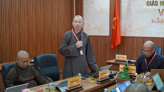 Thượng tọa Thích Minh Nhẫn phát biểu tại buổi họp