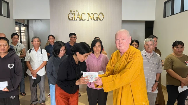 Hòa thượng Thích Duy Trấn trao ủng hộ tiền đến bệnh nhân ung bướu - Ảnh: BTTXH BGN