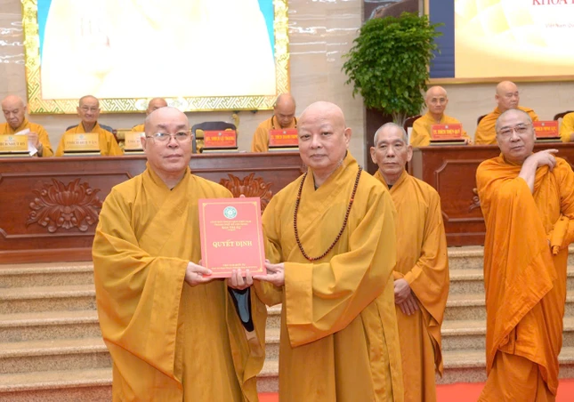 Hòa thượng Thích Lệ Trang trao quyết định Trưởng ban Giáo dục Phật giáo TP.HCM đến Thượng tọa Thích Đạt Đức