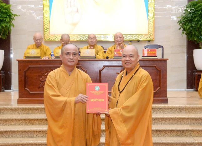 Thượng tọa Thích Thanh Phong trao quyết định của Ban Thường trực Ban Trị sự bổ nhiệm phụ trách Thông tin - Truyền thông GHPGVN TP.HCM đến Thượng tọa Thích Tâm Hải