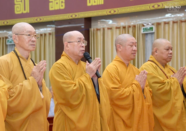 Thượng tọa Thích Đạt Đức thay mặt các Trưởng ban, Phân ban phát biểu nhận nhiệm vụ