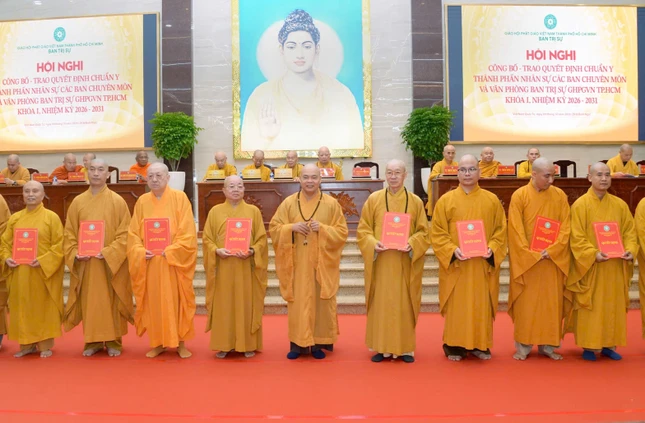 Thành viên Ban Kinh tế Tài chính - Từ thiện xã hội nhận quyết định nhân sự - Ảnh: Bảo Toàn/BGN