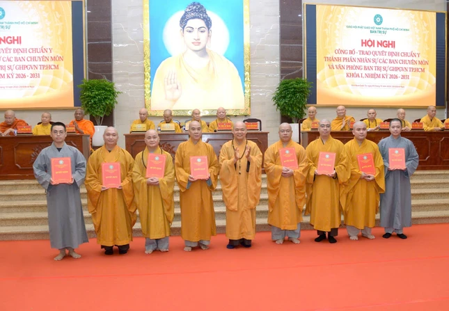 Thượng tọa Thích Thanh Phong, Phó Chủ tịch Hội đồng Trị sự, Phó Trưởng ban Thường trực Ban Trị sự TP.HCM trao quyết định đến thành viên Tổ sự kiện Văn phòng Ban Trị sự TP.HCM