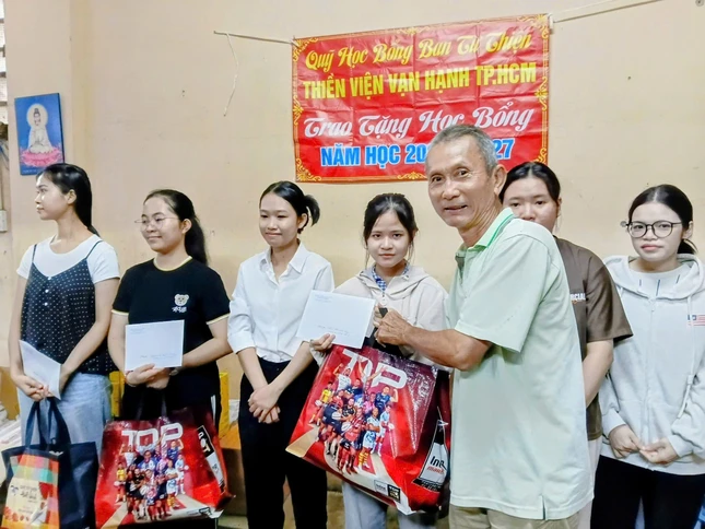 Đại diện Ban Tổ chức trao quà, học bổng cho học sinh Đại diện Ban Tổ chức trao quà, học bổng cho học sinh