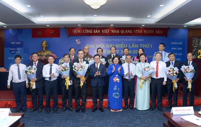 Chủ tịch Hội Nhà báo Việt Nam và Phó Bí thư Thành ủy TP.HCM tặng hoa chúc mừng Ban Chấp hành Hội Nhà báo TP.HCM nhiệm kỳ 2026-2031