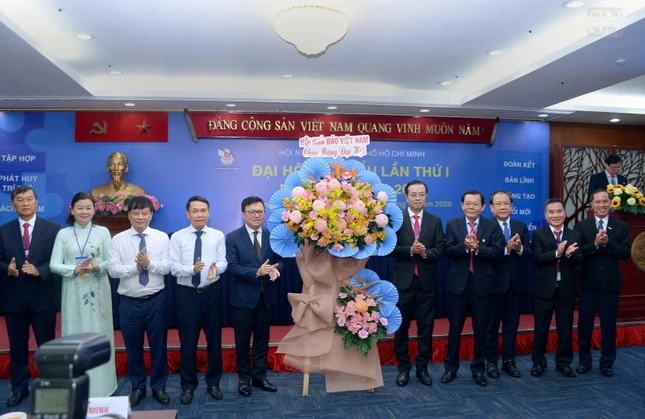 Ông Lê Quốc Minh, Chủ tịch Hội Nhà báo Việt Nam tặng hoa chúc mừng đại hội