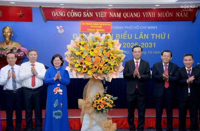 Phó Bí thư Thành ủy TP.HCM Văn Thị Bạch Tuyết tặng hoa chúc mừng đại hội