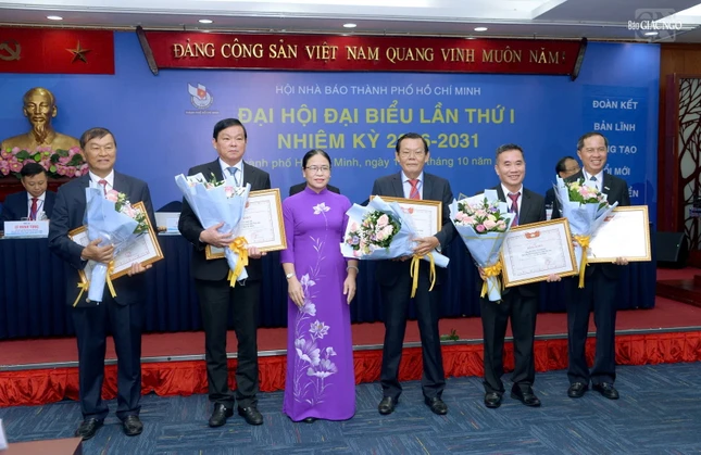 Trao Bằng khen đến các nhà báo trong Ban Chấp hành nhiệm kỳ 2020-2026
