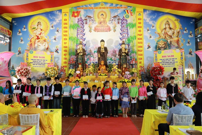 Phân ban Phật tử Dân tộc Trung ương đã trao tặng 20 suất học bổng cho các em học sinh Phân ban Phật tử Dân tộc Trung ương đã trao tặng 20 suất học bổng cho các em học sinh