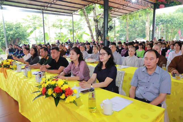 Đại diện lãnh đạo địa phương và Phật tử tham dự Đại diện lãnh đạo địa phương và Phật tử tham dự