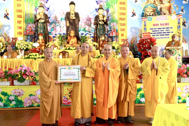 Trung ương GHPGVN trao tặng Bằng tuyên dương công đức đến các tập thể Phân ban Phật tử dân tộc Trung ương Trung ương GHPGVN trao tặng Bằng tuyên dương công đức đến các tập thể Phân ban Phật tử dân tộc Trung ương