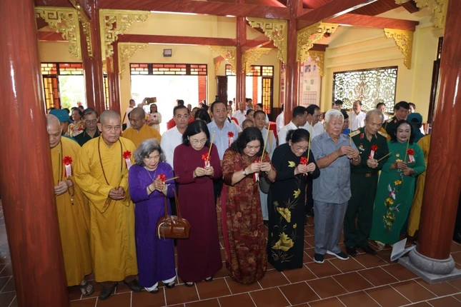 Dâng hương tưởng niệm Chủ tịch Hồ Chí Minh, các Mẹ Việt Nam anh hùng và anh hùng liệt sĩ Dâng hương tưởng niệm Chủ tịch Hồ Chí Minh, các Mẹ Việt Nam anh hùng và anh hùng liệt sĩ