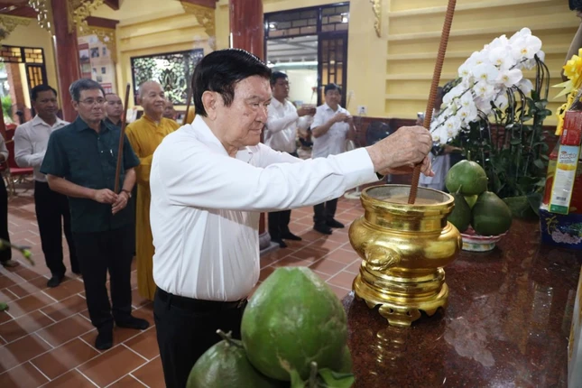 Nguyên Chủ tịch nước Trương Tấn Sang dâng hương Nguyên Chủ tịch nước Trương Tấn Sang dâng hương