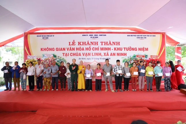 Ban Quản trị chùa Vạn Linh tặng 200 phần quà đến hộ nghèo Ban Quản trị chùa Vạn Linh tặng 200 phần quà đến hộ nghèo