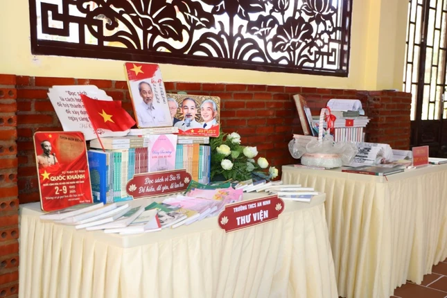 Trưng bày hình ảnh Chủ tịch Hồ Chí Minh Trưng bày hình ảnh Chủ tịch Hồ Chí Minh