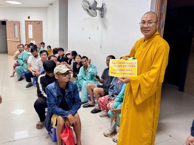 Đại đức Thích Minh Phú trao trao hỗ trợ viện phí đến bệnh nhân nghèo - Ảnh: T.N