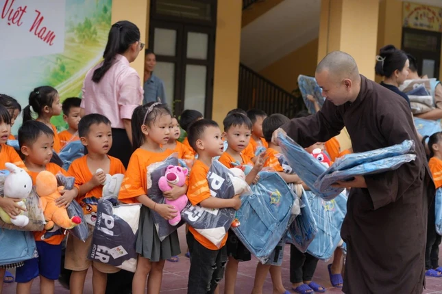 Trao quà cho các em học sinh mầm non Trao quà cho các em học sinh mầm non