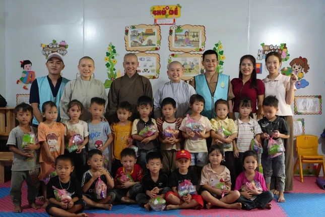 Đoàn trao quà cho các em học sinh Đoàn trao quà cho các em học sinh