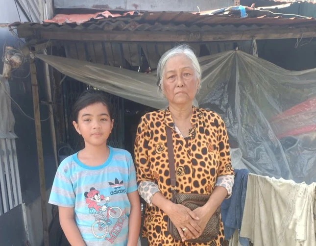 Bà Mariêm và cháu ngoại