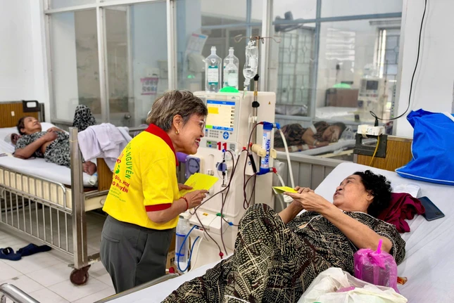 Phật tử chùa Tường Nguyên trao quà đến bệnh nhân