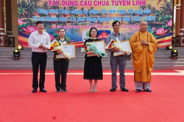 Ban Trị sự GHPGVN tỉnh Vĩnh Long trao Bằng tuyên dương công đức đến đại diện các đơn vị, cá nhân phát tâm tài trợ Ban Trị sự GHPGVN tỉnh Vĩnh Long trao Bằng tuyên dương công đức đến đại diện các đơn vị, cá nhân phát tâm tài trợ