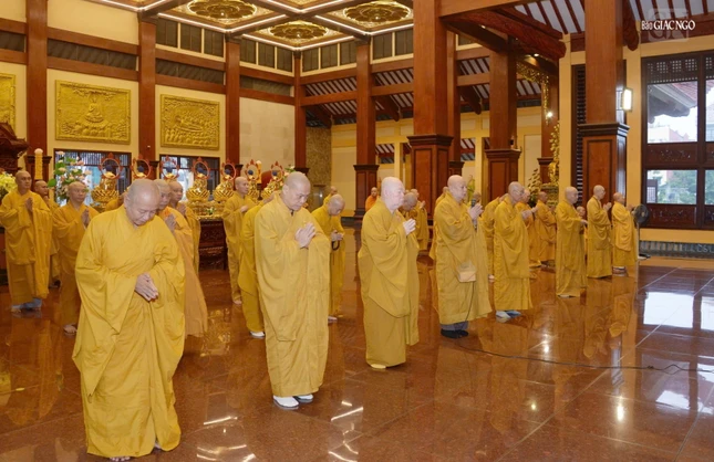 Chư Tăng cử hành nghi thức Bố-tát tại chánh điện Việt Nam Quốc Tự Chư Tăng cử hành nghi thức Bố-tát tại chánh điện Việt Nam Quốc Tự