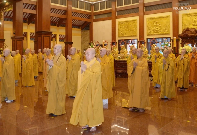 Chư tôn đức tham dự lễ Bố-tát định kỳ tại Việt Nam Quốc Tự Chư tôn đức tham dự lễ Bố-tát định kỳ tại Việt Nam Quốc Tự
