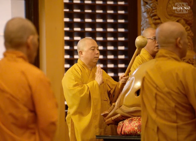 Theo truyền thống Đức Phật chế định, Bố-tát là nghi thức đặc thù của Tăng đoàn Theo truyền thống Đức Phật chế định, Bố-tát là nghi thức đặc thù của Tăng đoàn