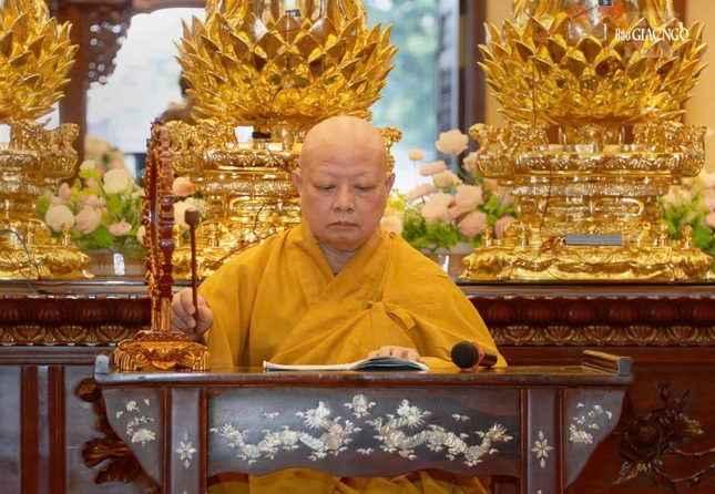 Hòa thượng Thích Lệ Trang đã trùng tuyên giới Tỳ-kheo và giới Bồ-tát giữa đại chúng Hòa thượng Thích Lệ Trang đã trùng tuyên giới Tỳ-kheo và giới Bồ-tát giữa đại chúng
