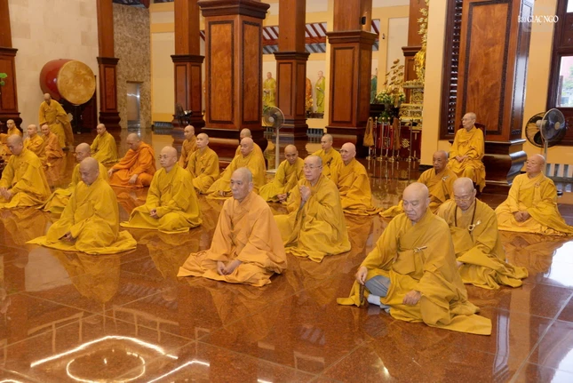 Chư Tăng thính giới tại chánh điện Việt Nam Quốc Tự Chư Tăng thính giới tại chánh điện Việt Nam Quốc Tự