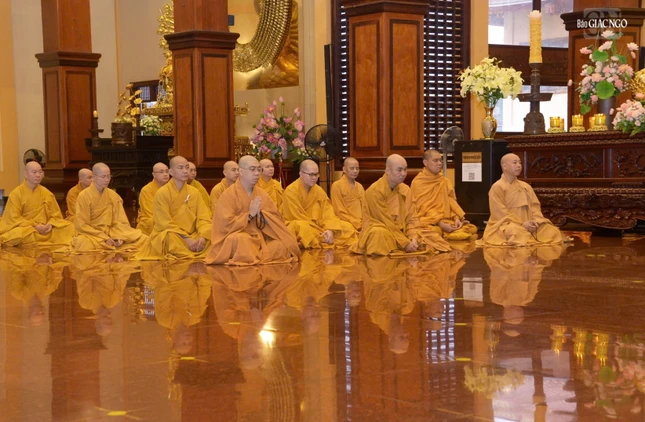 Đại chúng thính giới nhằm ôn lại những điều Đức Phật dạy cho chúng xuất gia Đại chúng thính giới nhằm ôn lại những điều Đức Phật dạy cho chúng xuất gia