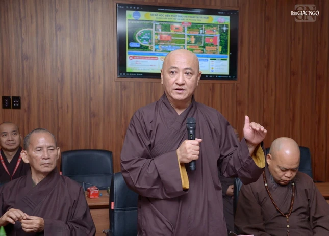 Hòa thượng Thích Huệ Thông đúc kết buổi họp