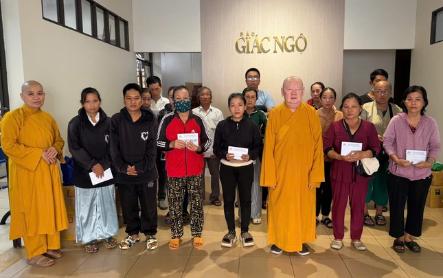 Đại diện Ban Từ thiện xã hội Báo Giác Ngộ trao tiền của bạn đọc ủng hộ bệnh nhân nghèo