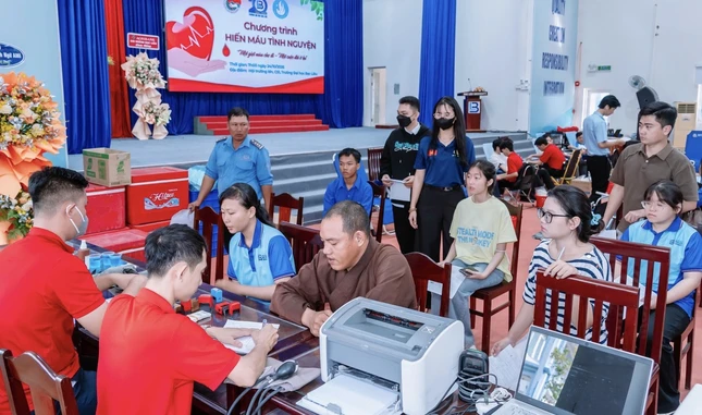 Đoàn chư Tăng, Phật tử tại Quán Âm Phật Đài và chùa Long Phước làm thủ tục hiến máu Đoàn chư Tăng, Phật tử tại Quán Âm Phật Đài và chùa Long Phước làm thủ tục hiến máu