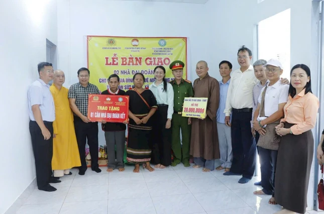 Bàn giao nhà cho gia đình ông Y Đung Niê