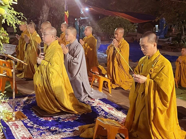 Chư tôn đức niêm hương Tam bảo Chư tôn đức niêm hương Tam bảo