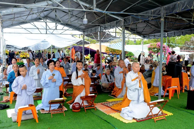 Chư Ni và Phật tử tham gia trì tụng trong khóa lễ kỷ niệm Bồ-tát Quán Thế Âm xuất gia Chư Ni và Phật tử tham gia trì tụng trong khóa lễ kỷ niệm Bồ-tát Quán Thế Âm xuất gia