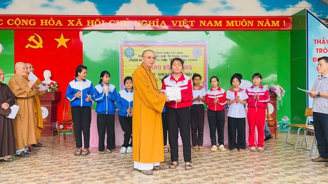 Thượng tọa Thích Quảng Tuấn trao học bổng cho học sinh tại Trường Tiểu học - Trung học Cơ sở Nguyễn Văn Trỗi