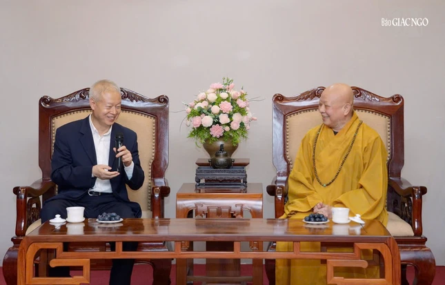 Hòa thượng Thích Lệ Trang tiếp thân mật ông Trương Kỳ Hòa thượng Thích Lệ Trang tiếp thân mật ông Trương Kỳ