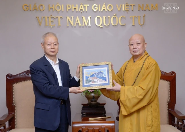 Hòa thượng Thích Lệ Trang và Tổng Thư ký Trương Kỳ trao những món quà lưu niệm nhân chuyến thăm và giao lưu tại Việt Nam Quốc Tự chiều 29-10-2026 Hòa thượng Thích Lệ Trang và Tổng Thư ký Trương Kỳ trao những món quà lưu niệm nhân chuyến thăm và giao lưu tại Việt Nam Quốc Tự chiều 29-10-2026