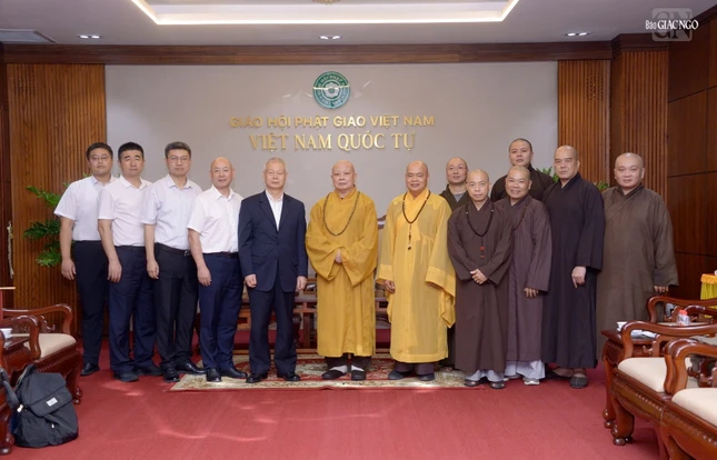 Chư tôn đức Ban Trị sự TP.HCM chụp ảnh lưu niệm cùng phái đoàn Chư tôn đức Ban Trị sự TP.HCM chụp ảnh lưu niệm cùng phái đoàn