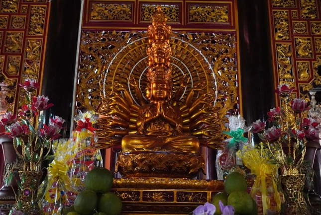 Bên trong chánh điện chùa vẫn giữ được nhiều cổ vật như: đại hồng chung; tượng Đức Phật Thích Ca bằng gỗ; chiếc trống cổ bằng gỗ; cùng bức hoành phi, cặp liễn đối, bao lam…được các nghệ nhân chạm trổ công phu, tinh xảo. Bên trong chánh điện chùa vẫn giữ được nhiều cổ vật như: đại hồng chung; tượng Đức Phật Thích Ca bằng gỗ; chiếc trống cổ bằng gỗ; cùng bức hoành phi, cặp liễn đối, bao lam…được các nghệ nhân chạm trổ công phu, tinh xảo.