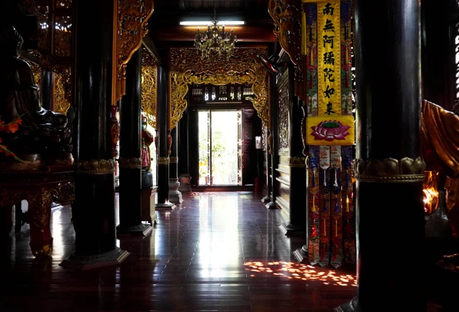 Chùa Sùng Đức được xây dựng theo với kiểu tứ trụ, có hai mái cong lợp bằng ngói vảy cá thay cho ngói âm dương. Chùa Sùng Đức được xây dựng theo với kiểu tứ trụ, có hai mái cong lợp bằng ngói vảy cá thay cho ngói âm dương.