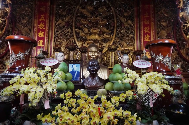 Trải qua hai cuộc đấu tranh chống ngoại xâm, chùa Sùng Đức là một cơ sở cách mạng nuôi dưỡng cán bộ và chiến sĩ, nơi quy tụ biết bao nhà sư và tín đồ đã hy sinh cho nền độc lập tự do của dân tộc, như Hòa Thượng Pháp Linh, Thiếu tướng Đào Sơn Tây... Trải qua hai cuộc đấu tranh chống ngoại xâm, chùa Sùng Đức là một cơ sở cách mạng nuôi dưỡng cán bộ và chiến sĩ, nơi quy tụ biết bao nhà sư và tín đồ đã hy sinh cho nền độc lập tự do của dân tộc, như Hòa Thượng Pháp Linh, Thiếu tướng Đào Sơn Tây...