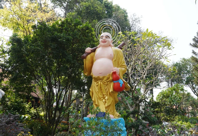 Không gian hài hòa, nhiều cây xanh trong vườn chùa giữa lòng thành phố Không gian hài hòa, nhiều cây xanh trong vườn chùa giữa lòng thành phố