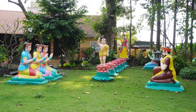 Khuôn viên chùa với những góc an tịnh