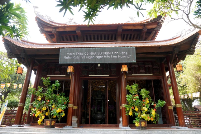 Vào năm 1806, gia đình Phật tử ông bà Kiển đứng ra xây dựng trên mảnh đất này một ngôi Tam bảo với kiến trúc đơn sơ, sau đó cung thỉnh sư về trụ trì, từ đó chùa Sùng Đức được hình thành. Vào năm 1806, gia đình Phật tử ông bà Kiển đứng ra xây dựng trên mảnh đất này một ngôi Tam bảo với kiến trúc đơn sơ, sau đó cung thỉnh sư về trụ trì, từ đó chùa Sùng Đức được hình thành.