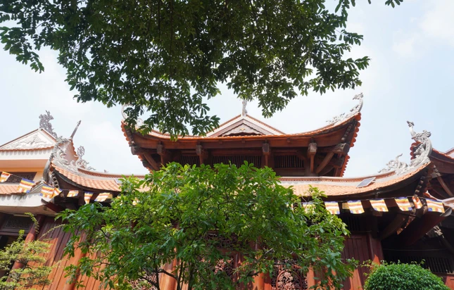 Cùng với sự biến thiên của thời gian, ngôi chùa xuống cấp. Đến năm 1967, Hòa thượng Thích Tuệ Hải đã trùng tu, tôn tạo về phần chánh điện, bằng cách thay thế kiến trúc nhẹ cũ thành một cơ sở tôn giáo trang nghiêm hơn để phù hợp với tín ngưỡng của đồng bào Phật tử. Cùng với sự biến thiên của thời gian, ngôi chùa xuống cấp. Đến năm 1967, Hòa thượng Thích Tuệ Hải đã trùng tu, tôn tạo về phần chánh điện, bằng cách thay thế kiến trúc nhẹ cũ thành một cơ sở tôn giáo trang nghiêm hơn để phù hợp với tín ngưỡng của đồng bào Phật tử.